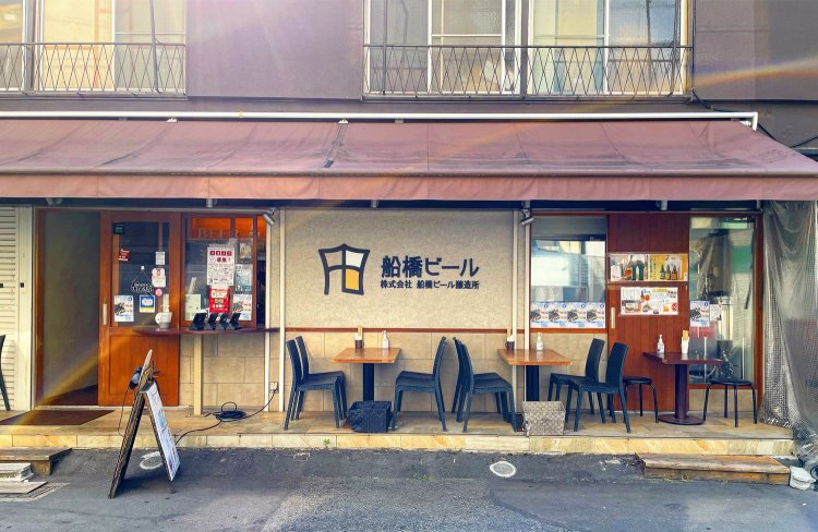 醸造所の隣にはバルが。