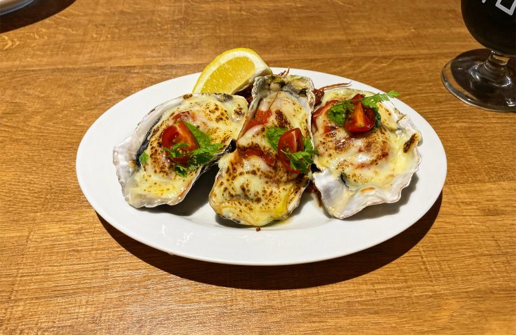 殻つき牡蠣のトマトチーズ焼き３ピース1408円。