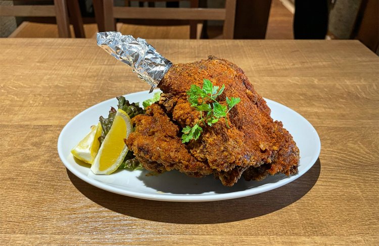 骨つき鶏のスパイシーフライドチキン2本1408円。