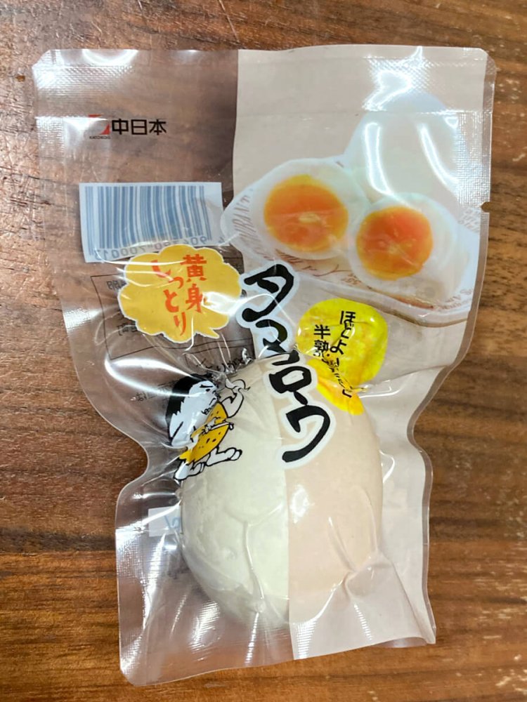 スーパーで売られているゆでタマゴにも、いいデザインのものがある。こちらは原始時代の男性（この人がタマゴロウだろうか？）のイラストが描かれたもの。