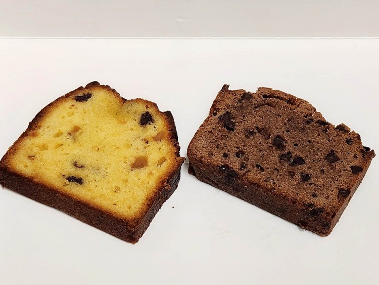 フルーツパウンド360円、チョコパウンド360円。