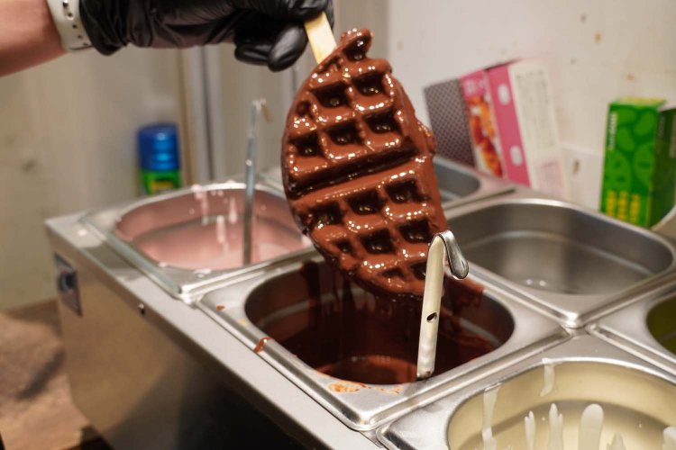 濃厚バターを練り込んだクロワッサンをワッフルプレートで焼いたクロッフル620円。