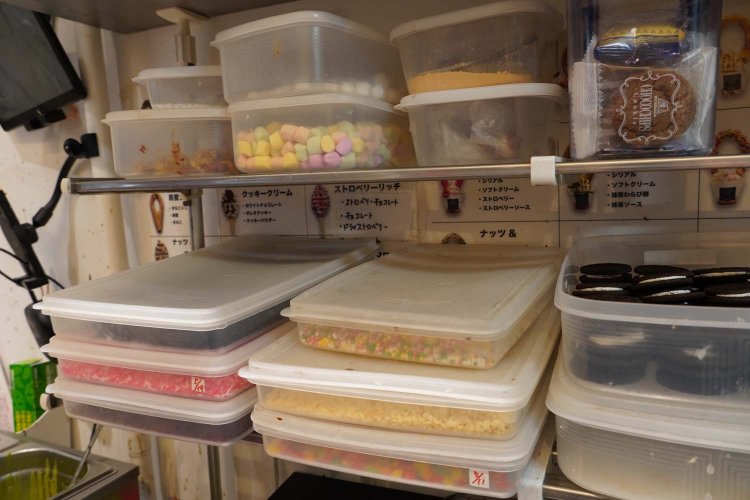 スイーツに使われるトッピングもカラフルだ。