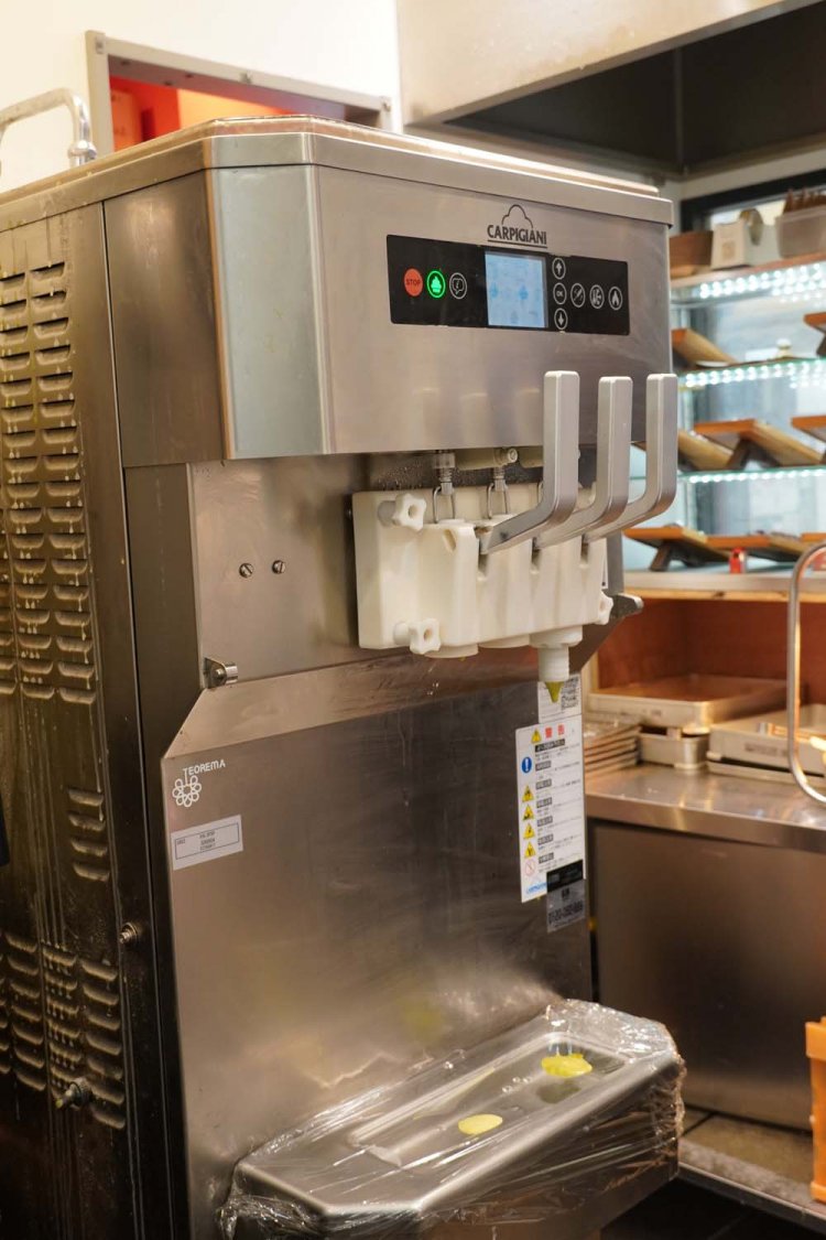 アイスクリームは、イタリアのマシーンメーカー・カルピジャーニ社のものを使っている。