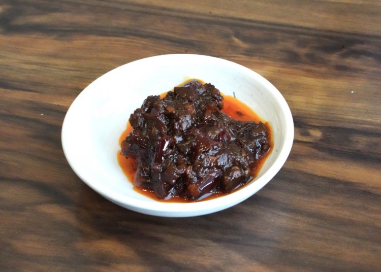 週に1度半日かけて仕込まれる20種類のスパイスが入ったこだわりの味噌。