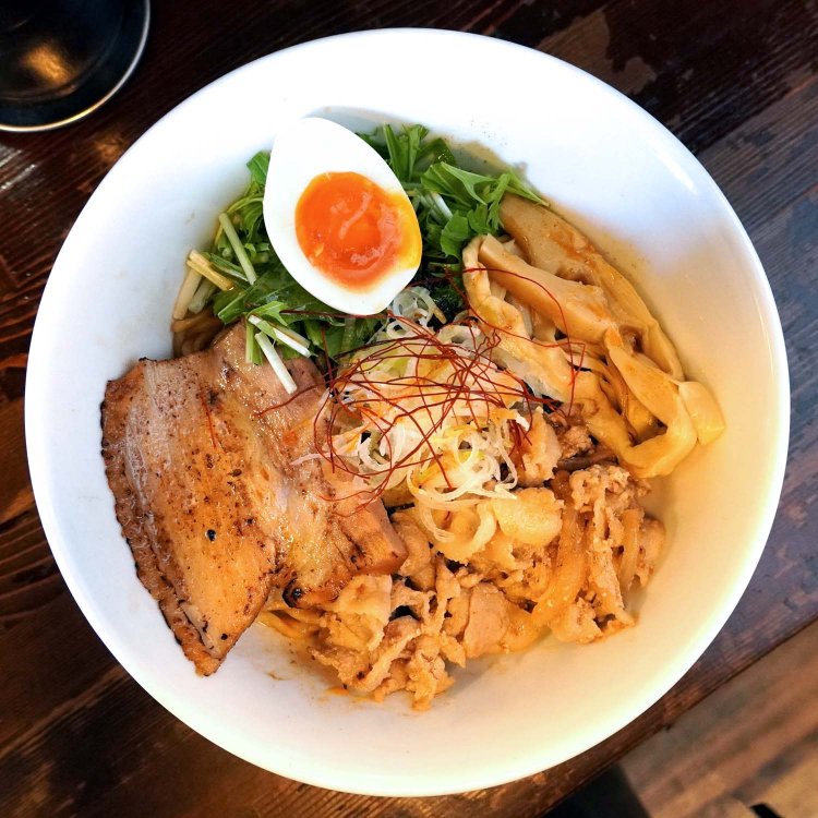 特製油そば（普通）。麺が見えないほど具も盛りだくさんで、しっかりと混ぜ合わせて味わおう。