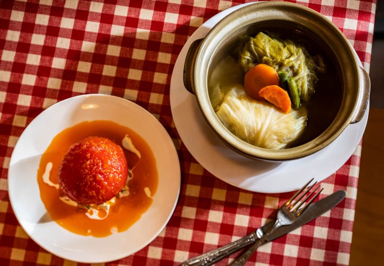 ディナータイムのみの人気メニュー・ロールキャベツセット1500円（写真右。ライスまたはパン付き）は土鍋で提供。