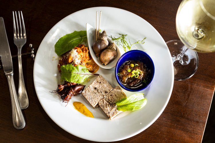 川島さんのさまざまな経験が垣間見えるのが、夜のみ提供のおまかせ前菜盛り5品1600円（3品1000円）。＋700円でワインセットにも。内容は日替わり。