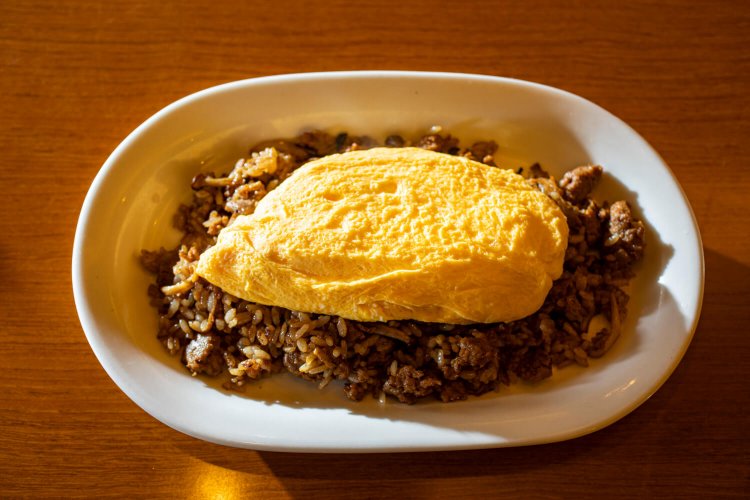 バーグきのこオムライス920円。