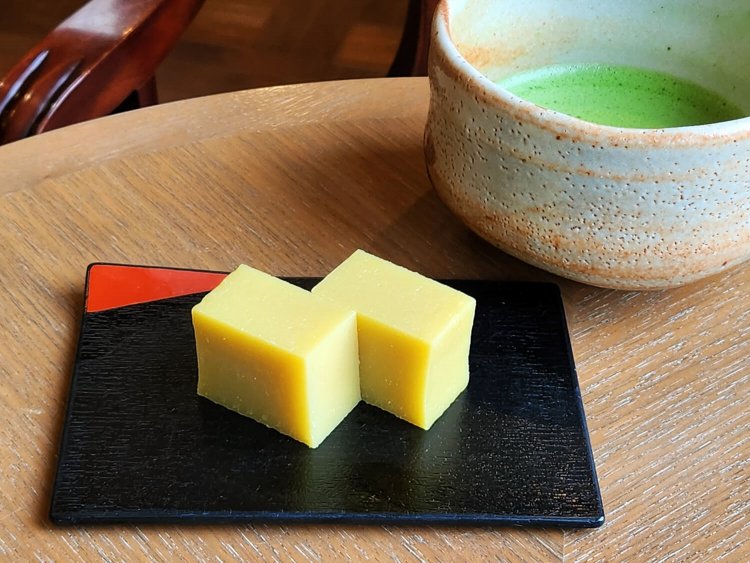 芋ようかんとお抹茶 800円。