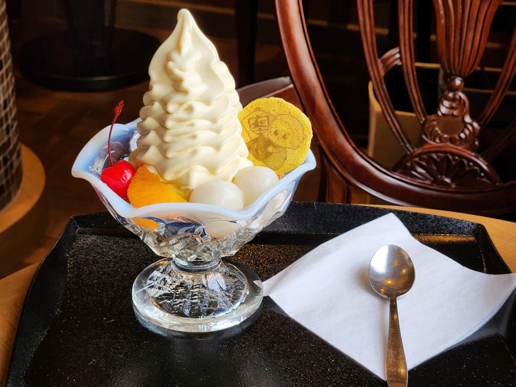 舟和の芋パフェ 1000円。