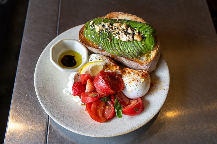 トーストと卵2つ、オリーブオイルを含めて660円。アボカドが385円。トマトとチーズが440円で、合計1485円。注文はワンドリンク制。