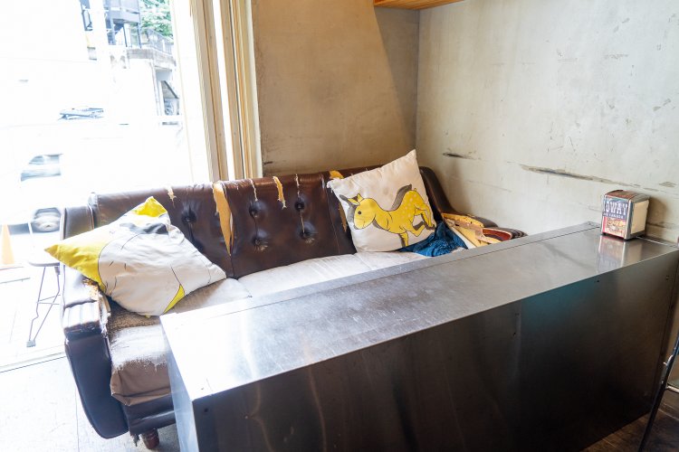 店内は全部で14席ほど。