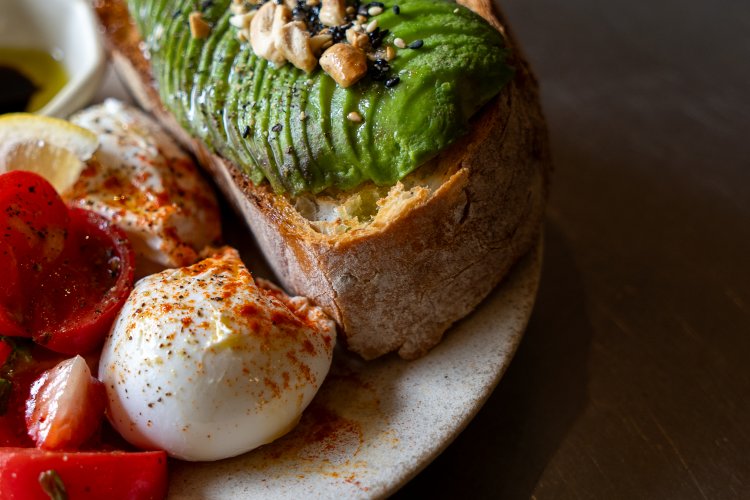 ライ麦パンの厚みは3センチ近い。心配せずに、ガブっといって！