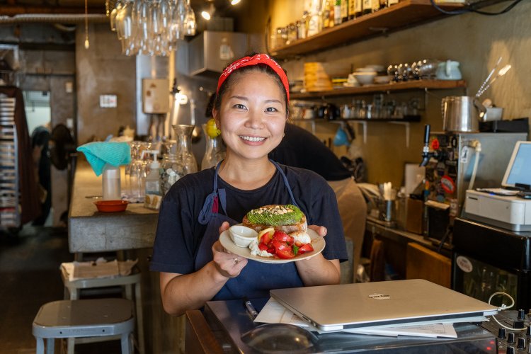 スタッフの小川友子さん。