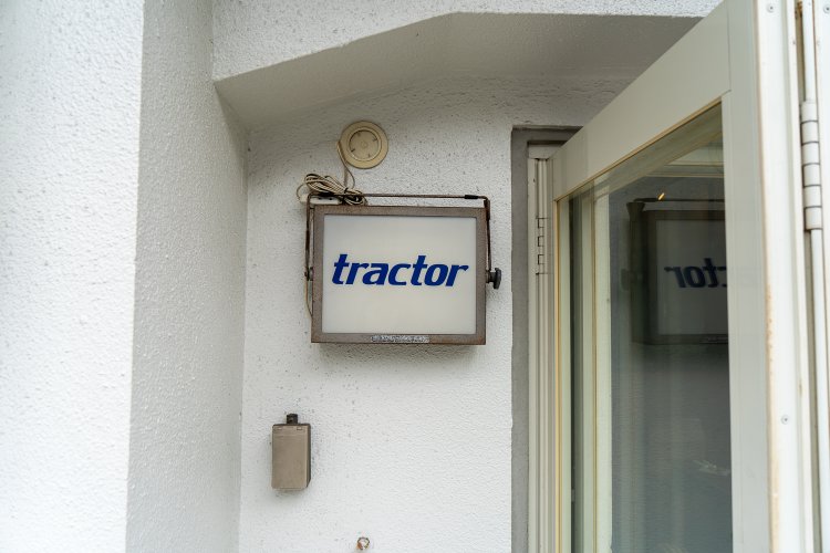 店名は系列店に「combine（コンバイン）」という名前の店があったことから、名付けられた。つまりシャレ。