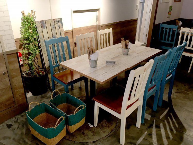 カリフォルニアから輸入したシンプルでウッディな椅子とテーブル。ゆったりとくつろげる空間だ。