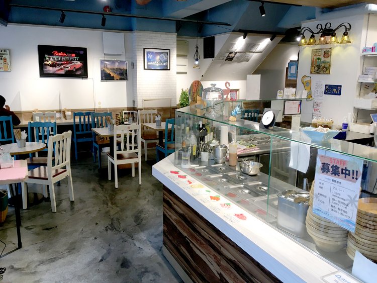 アメリカ西海岸の雰囲気いっぱいで開放感あふれる店内。右が注文カウンター。