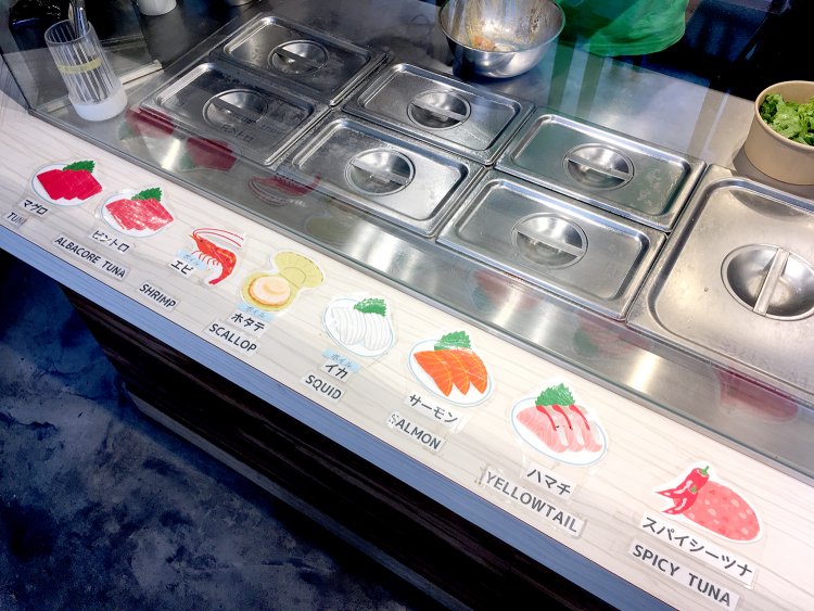 魚介のラインナップはマグロ、ビントロ、エビ、ホタテ、イカ、サーモン、ハマチ、スパイシーツナ。