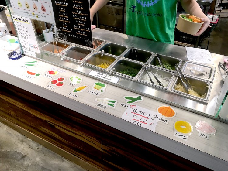 野菜のラインナップはオクラ、ニンジン、カニカマ、トマト、枝豆、コーン、カイワレ、青ネギ、きゅうりなど。