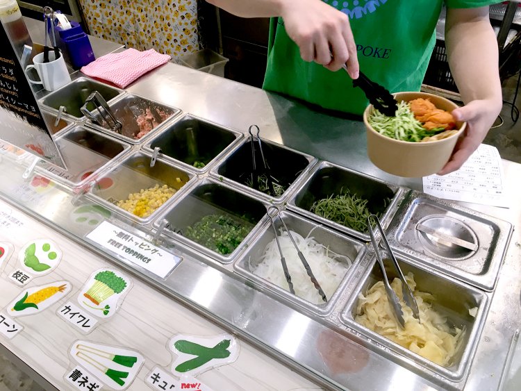 チョイスした野菜をスタッフが手際よく盛り付けてくれる。