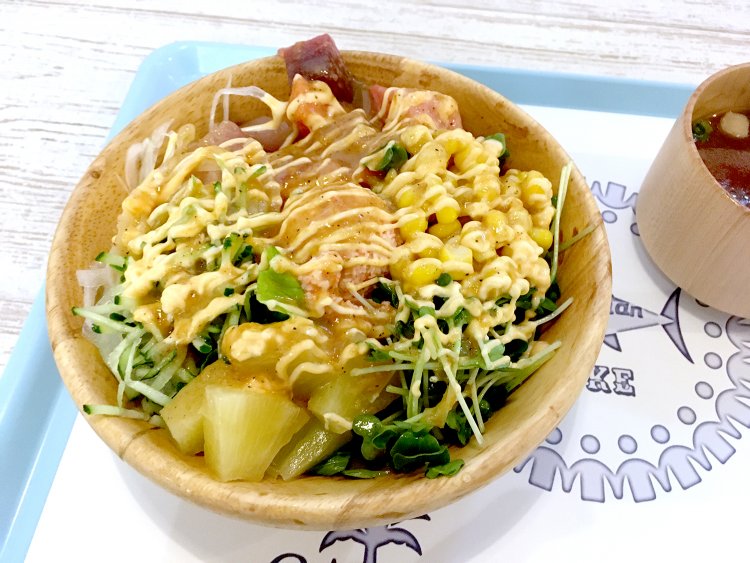 醤油ソースをかけて、はい、出来上がり！ 　ランチにはコンソメスープとソフトドリンクもつく。Mサイズでもボリューム満点だ。