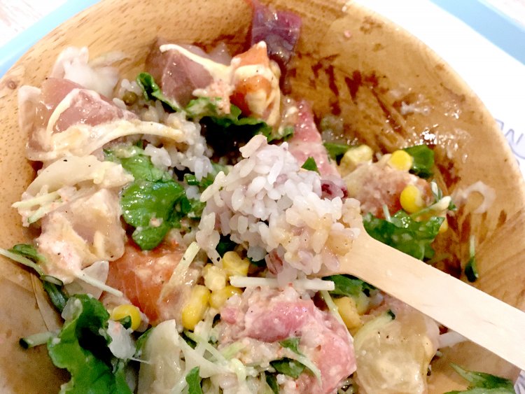 醤油ソースや具材の旨味が染み込んだ五穀米はおいしさ倍増だ。