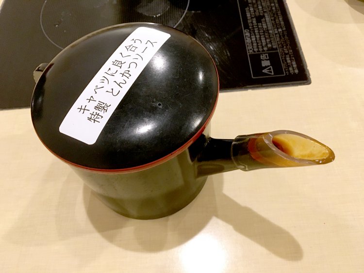 とんかつだけではなく、キャベツのおいしさも引き立てる特製とんかつソース。