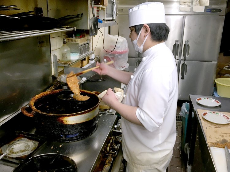 まず、揚げ色がつくまで揚げる。