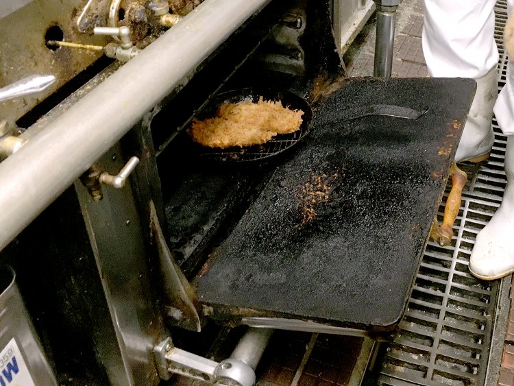 オーブンに入れて、内側まで火を入れることで衣の油が切れる。これが“オーブン製法”だ。