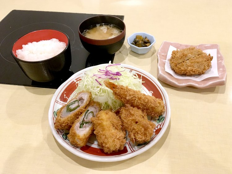 梅シソ・海老・カニコロランチ 1030円と、追加でミニメンチかつ200円。揚げ物の組み合わせは3カ月ごとに変わる。