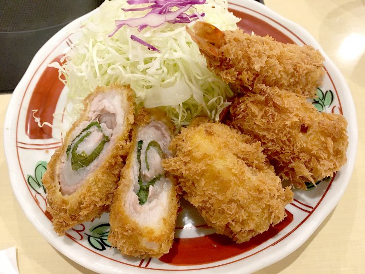 左からロースの梅シソ巻き、カニクリームコロッケが2つ、エビフライと豪華な揚げ物セットだ。