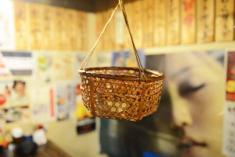 天井から下がるカゴに現金を投入。これなら使いすぎることもなさそうだ。