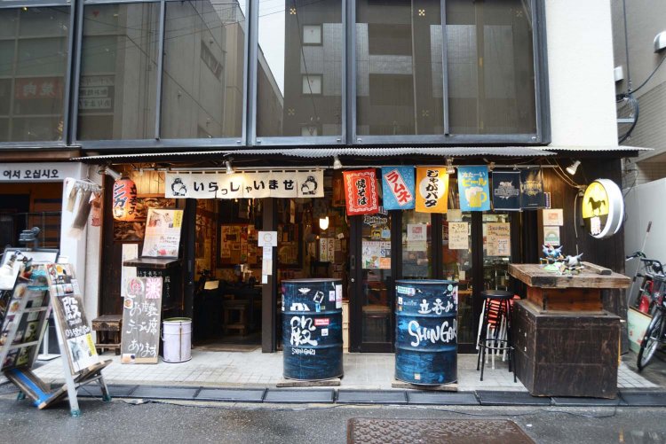 レトロな雰囲気を醸し出す店頭。ワイワイガヤガヤとにぎやかに飲むのがこの店流だ。