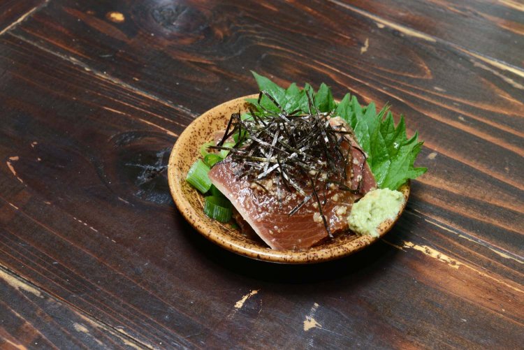 小皿に盛ったゴマぶり刺。ゴマ油と海苔の香りがいい感じ。