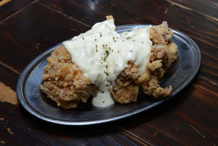 とりから4個ラッキョタルタル。唐揚げは大きいのでシェアしながら食べるといい。