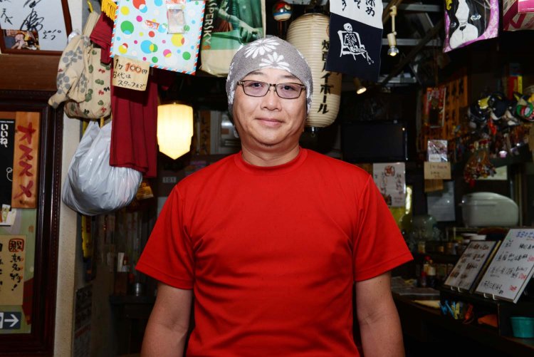 今も馬好きな店主の宮本圭さん。競馬関係の客も訪れるという。