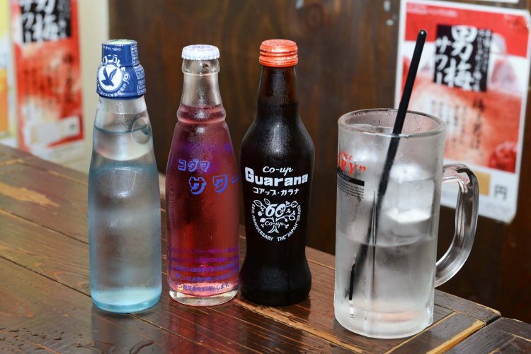 サワーは500円。ガラナ、バイス、ライムなどボトル入りの割り材とともに提供される。