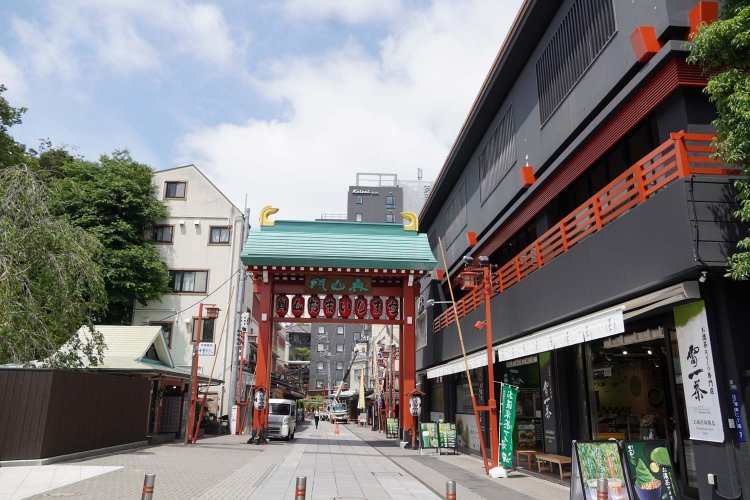 漆黒の壁と朱塗りの柵など趣ある外観も印象的。