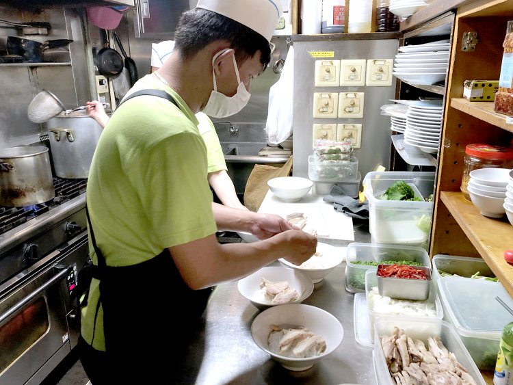 手早い調理で次々にお客さんの前に料理が到着する。