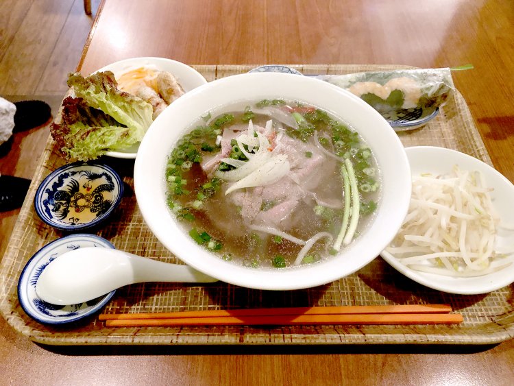 牛しゃぶしゃぶフォーセット1000円。フォーのほかに、2種類の春巻き、トッピング用のレモンともやしも付いてくる。