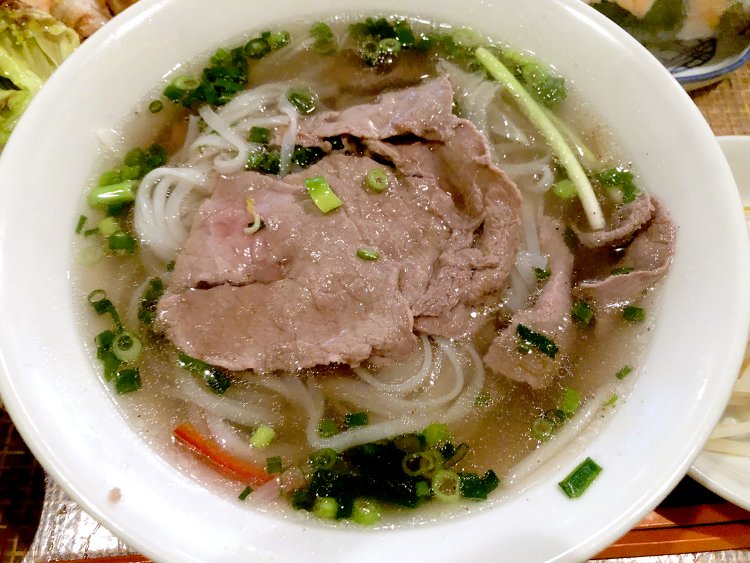 平打ちの麺がスープと絡んで絶妙な旨さ。