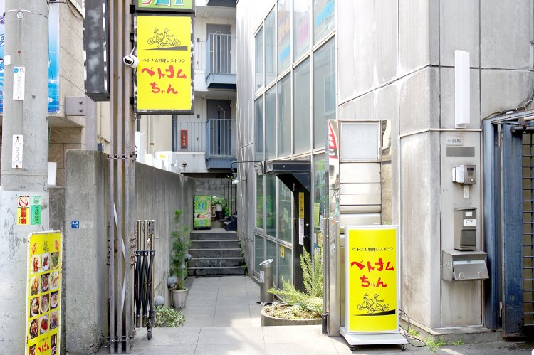 階段のある路地がアジアの雰囲気を醸し出す。階段を2～3段下りた右が店の入り口。