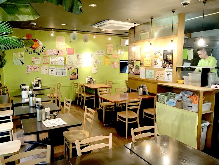 壁一面の緑色が目を引く店内。