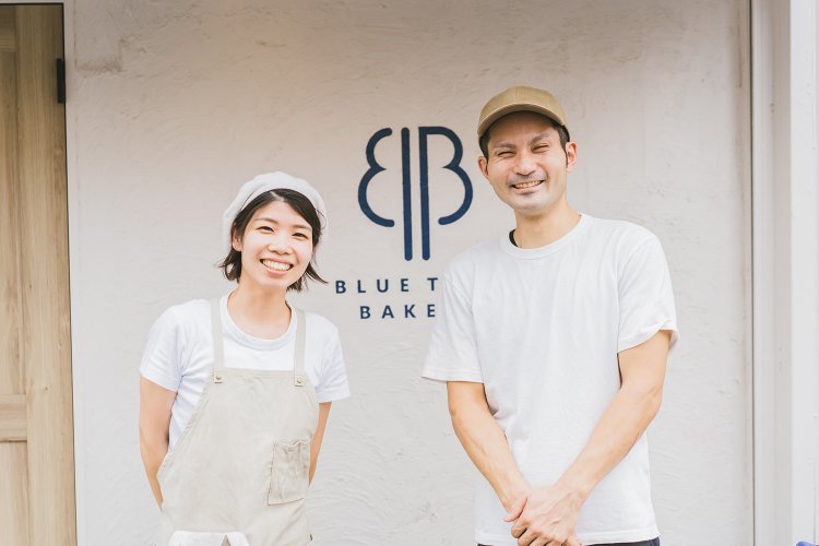 笑顔が素敵な青木さんご夫婦。だから青=BLUE、木=TREE、お店のロゴも青い木と「B」がモチーフ。