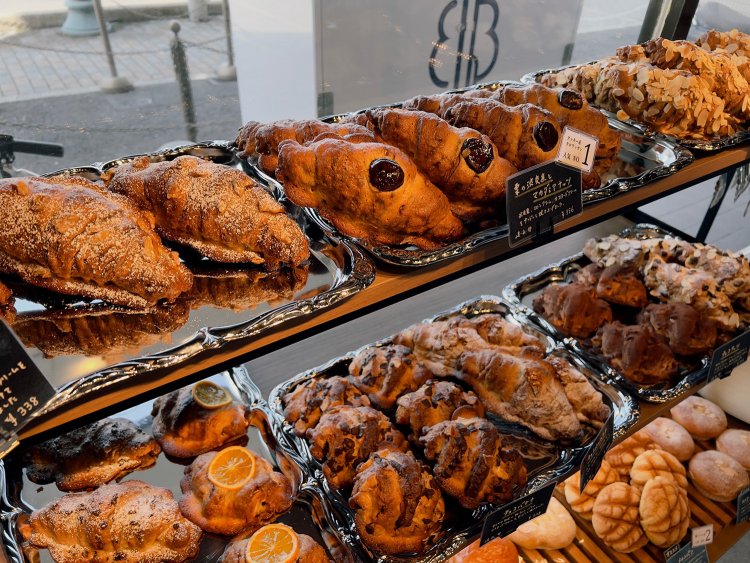 クロワッサンダマンドは種類も豊富で迷ってしまう。高そうなカロリーも美味しいコーヒーで帳消し！狭山池でウォーキングして帰ろうと前向きに捉えて、買いすぎてしまうこともしばしば……（小声)