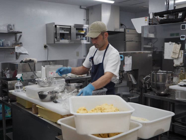 パサつきを感じさせないよう口溶けの良さにこだわったブリオッシュ生地で作るクリームパンは生地の配合も焼き方も試行錯誤を重ねた。