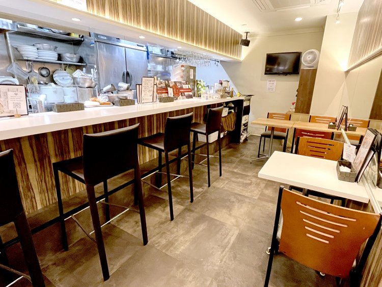 店内はカジュアルな雰囲気で、カウンターとテーブルが並ぶ。