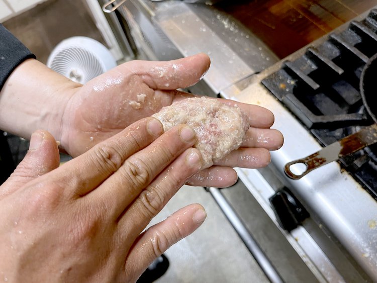 合い挽き肉のハンバーグは80gだ。