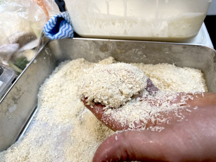チキンカツはオーダーが入ってからパン粉をつけて揚げる。